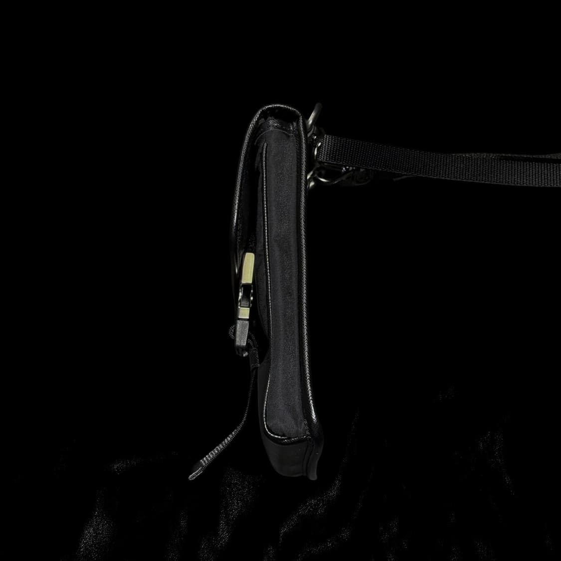 프라다 사피아노 리나일론 스트랩 폰 케이스백 블랙 상품이미지3