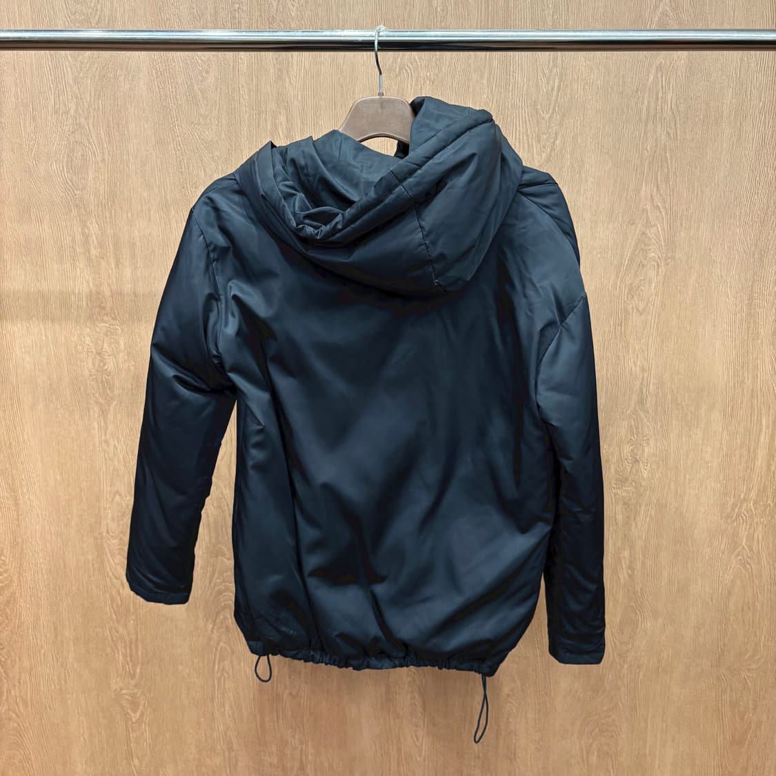 도나카란 뉴욕 다운 점퍼 언발란스 집업 밑단 스트링 디테일 레귤러핏 블랙 상품이미지3