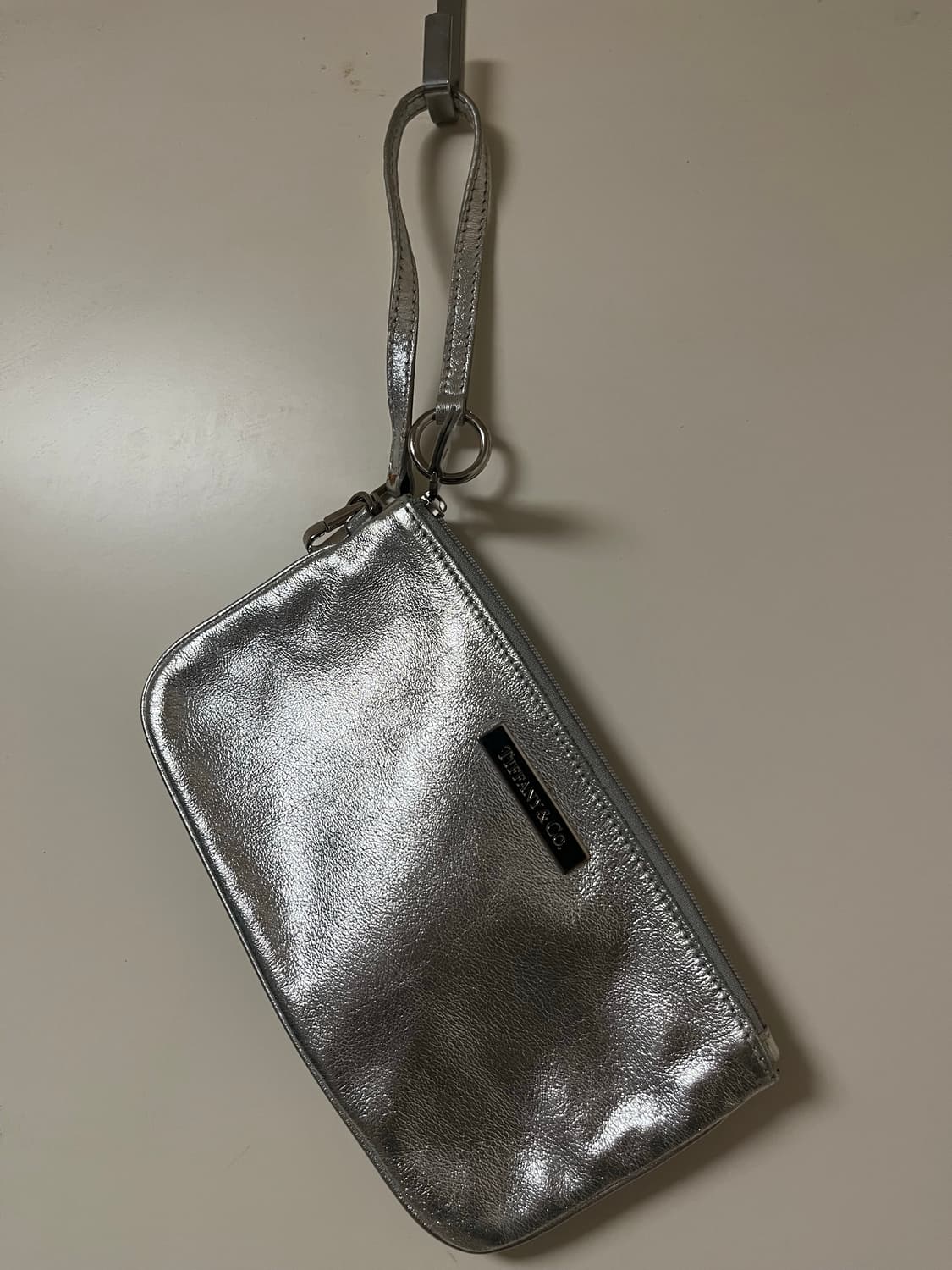 Tiffany & Co 메탈릭 실버 파우치 백 상품이미지1