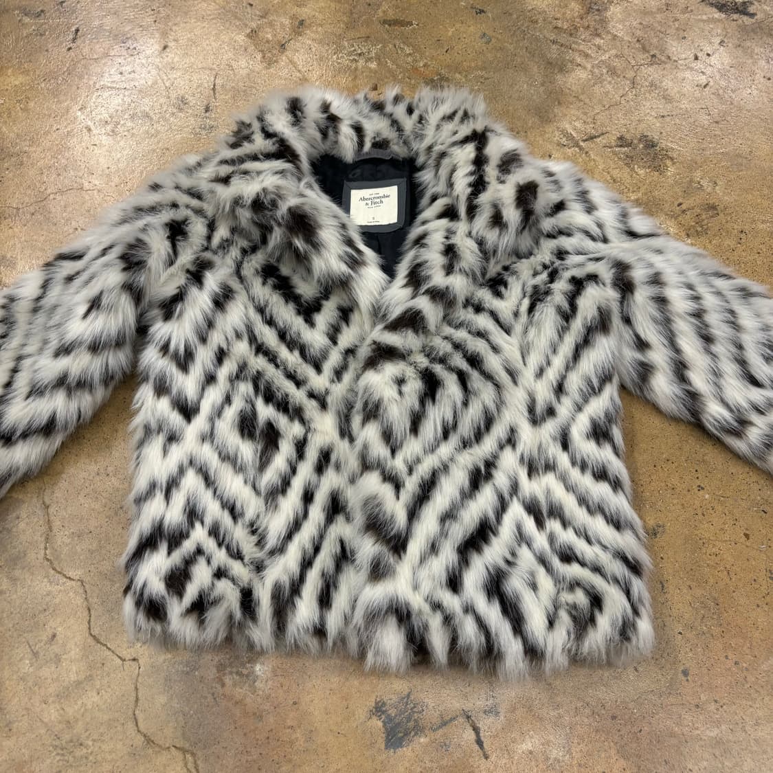 아베크롬비 퍼 지브라 흰검 자켓  상품이미지3