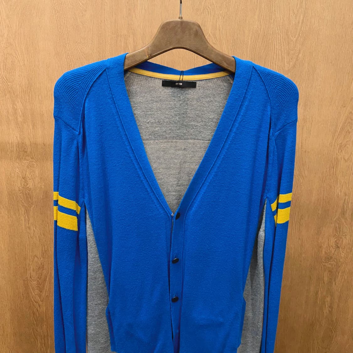 시스템 브이넥 니트 가디건 옐로우 배색 슬리브 라인 디테일 레귤러핏 블루 상품이미지4