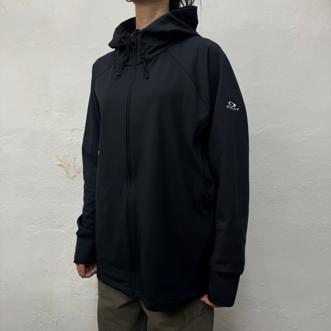 오클리(OAKLEY) 블랙 인핸스 그리드 폴리에스터 후드 윈드브레이커 상품이미지1