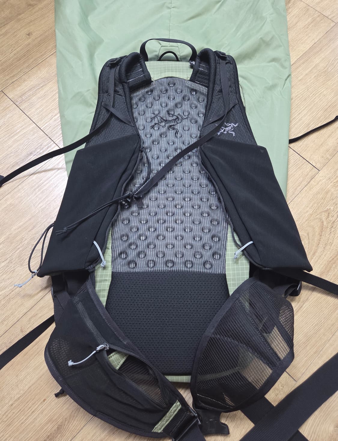 아크테릭스 에어리어스 35 카키 배낭 상품이미지2