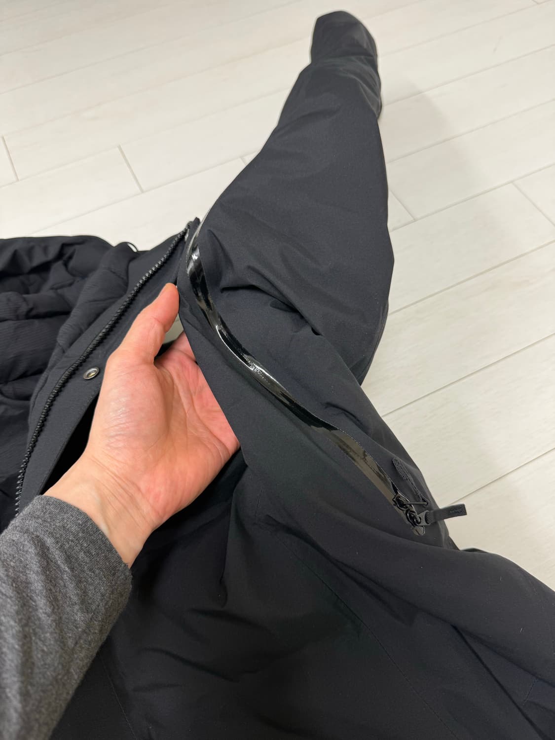 아크테릭스 피슬 sv 다운 XL 사이즈 블랙 색상  텍 다 붙어있고 1번 상품이미지7