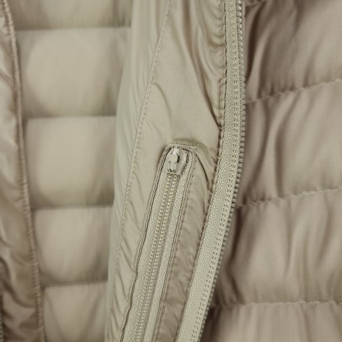 [노스페이스] 로고 자수 슬림핏 구스다운 경량 패딩 M19524 상품이미지10