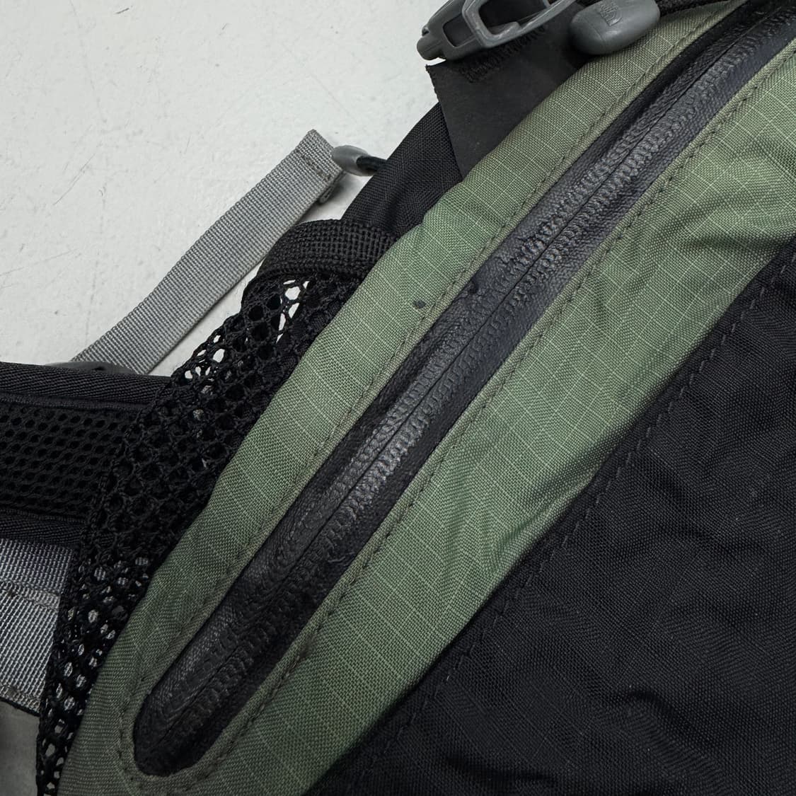 노스페이스 고프코어 카키 배색 테크니컬 백팩 상품이미지9