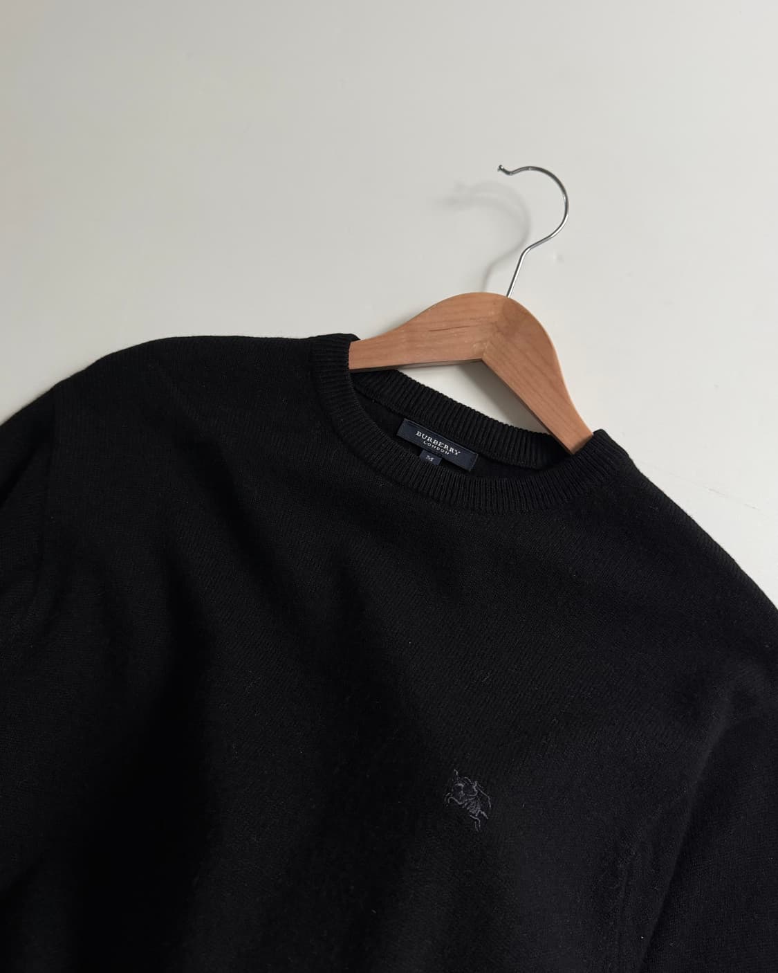 Burberry 버버리 런던 블랙컬러 기마로고 램스울 니트 상품이미지5