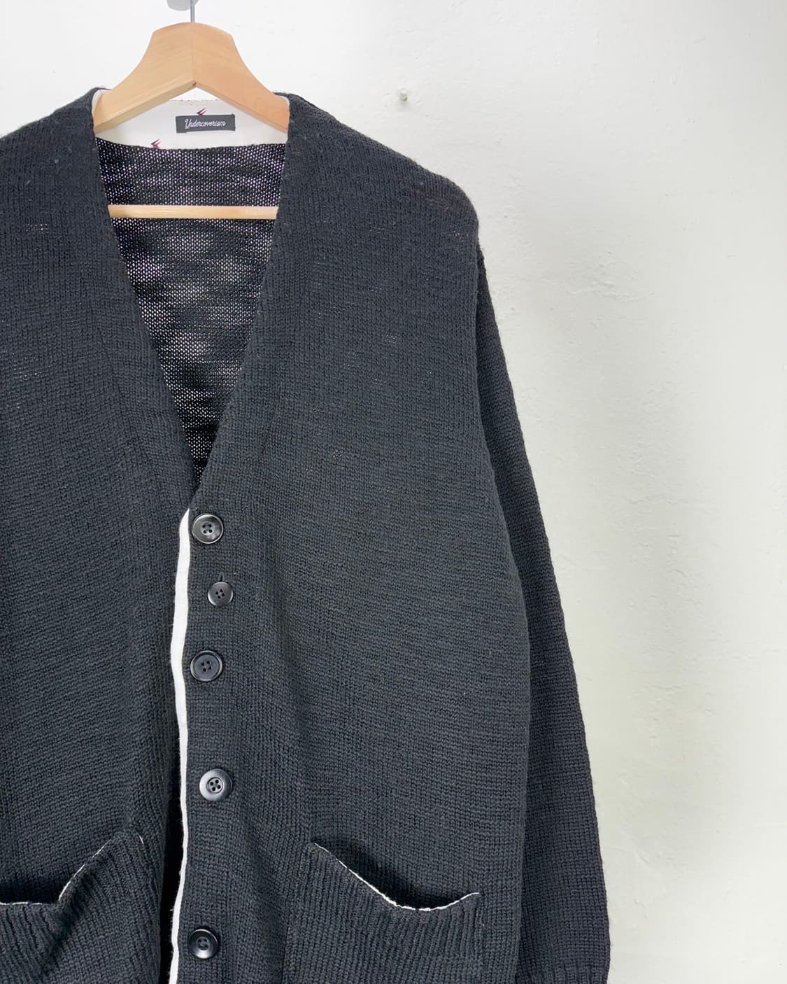 언더커버 리즘 블랙 돌 포켓 니트 가디건 상품이미지3