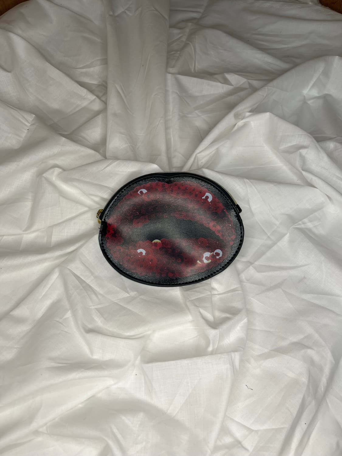 언더커버 비즈 립 그래픽 레더 오벌 파우치 상품이미지1