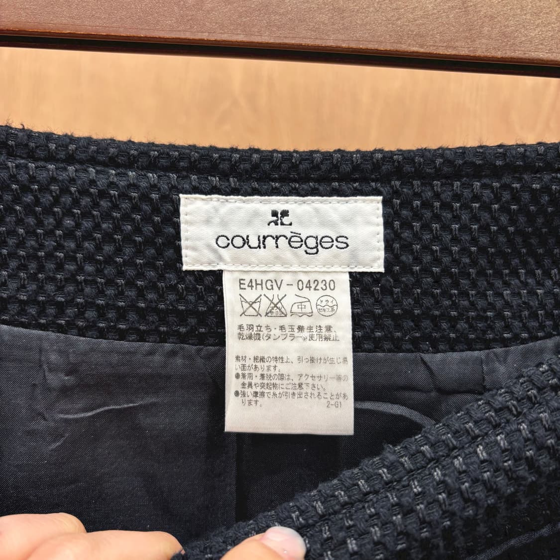 꾸레쥬 A라인 코튼 블렌드 미디 스커트 와플 텍스처 핀턱 디테일 블랙 상품이미지6