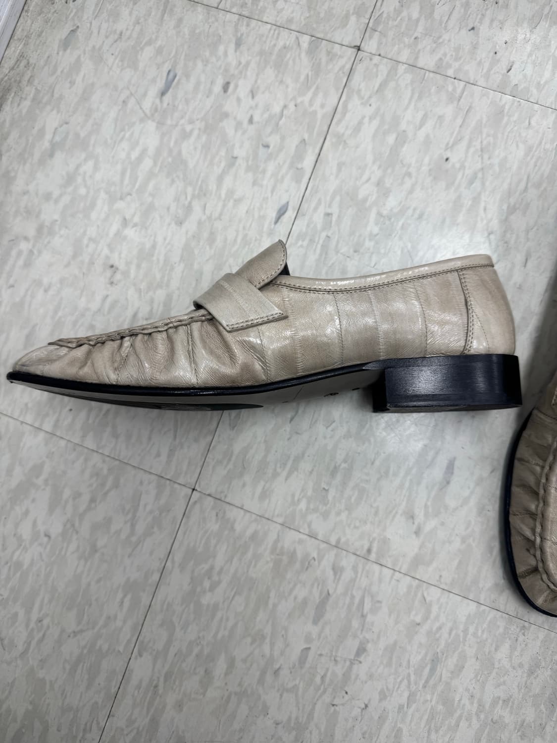 더로우 일스킨 장어 가죽 로퍼 The row eel skin loafer 상품이미지5