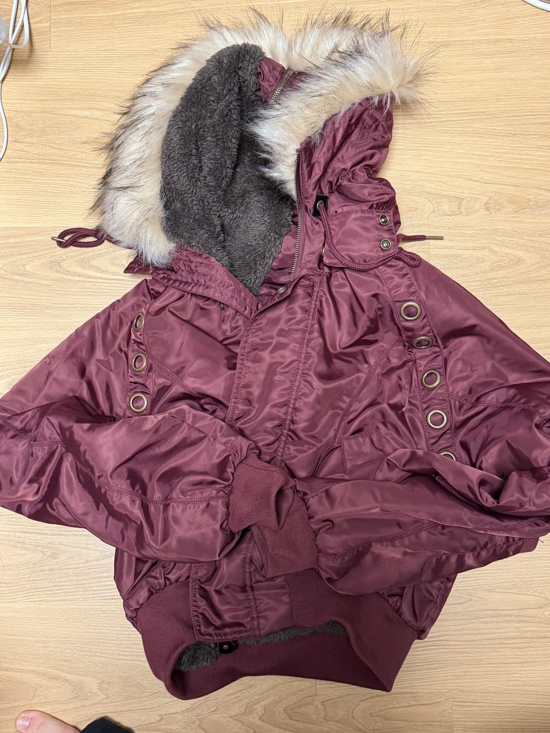 팬시클럽 아일렛 퍼 버건디 색상 상품이미지2