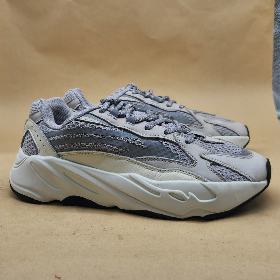 아디다스 이지 부스트 700 남성운동화275 상품이미지1