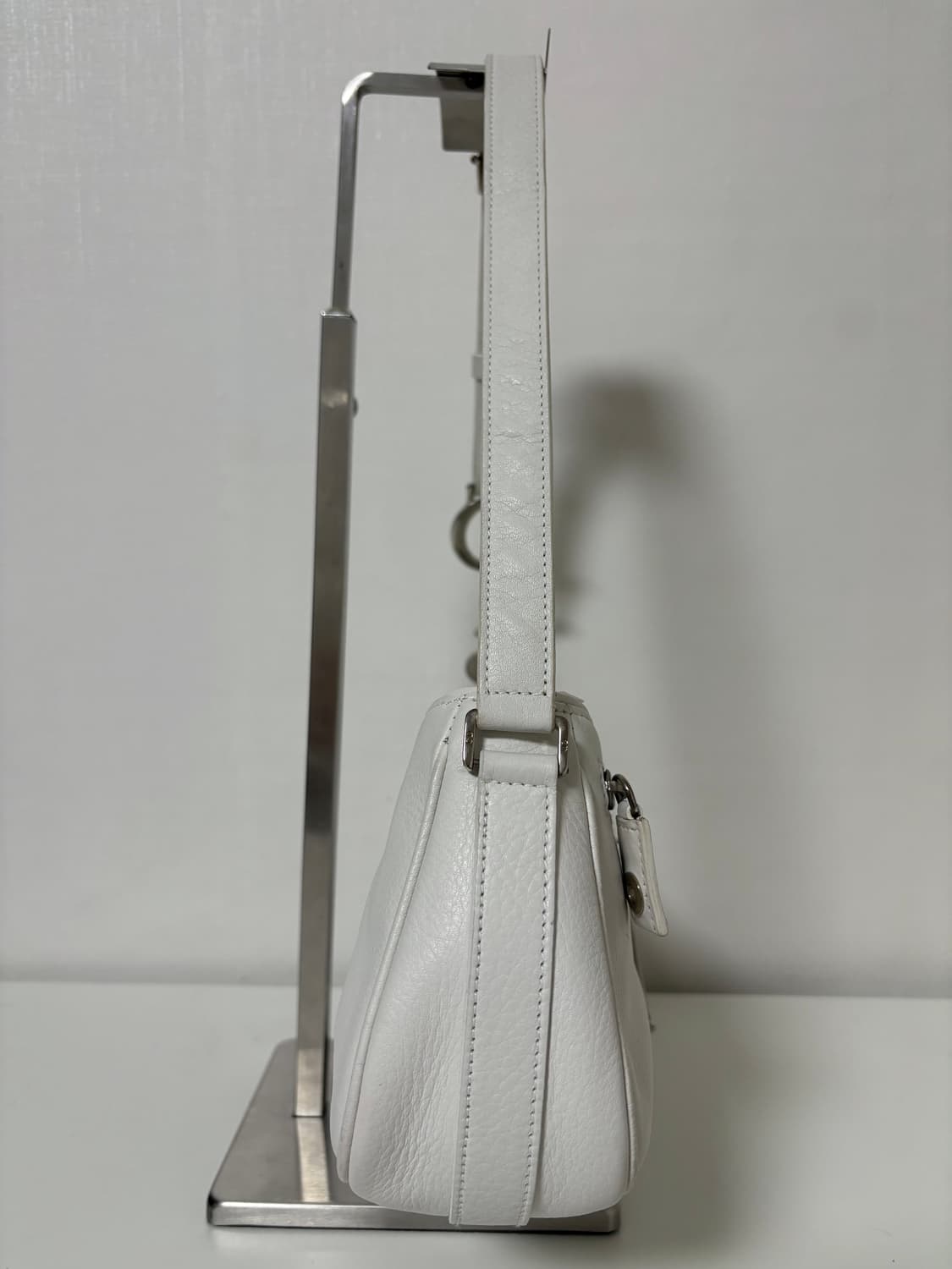 디올 디링 새들백 레더화이트 상품이미지3