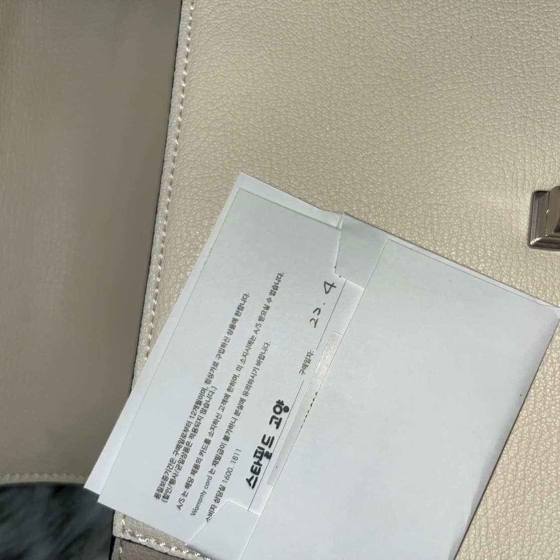 캘빈클라인 화이트 크로스백 상품이미지4