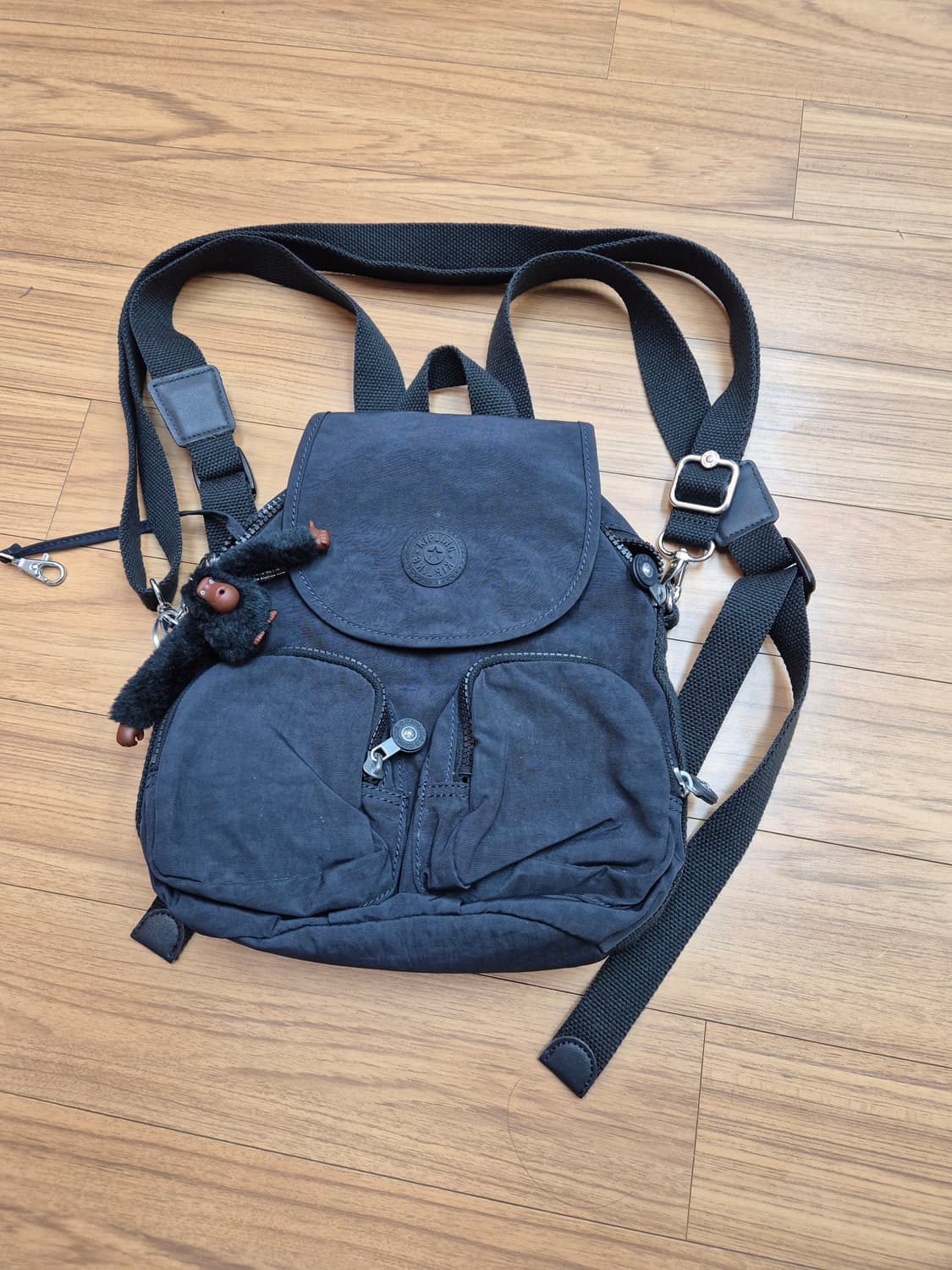 키플링 백팩 챠콜 색상입니다. 가볍고 수납공간도 넉넉해서 이것저것 넣고  상품이미지1