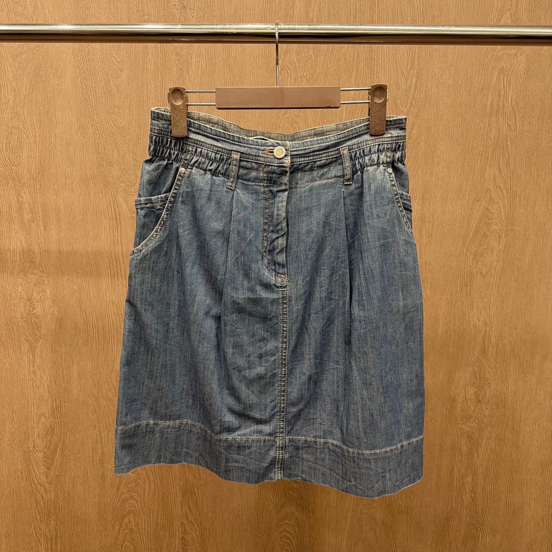 스포트막스 데님 미디 스커트 스티치 사이드 밴딩 디테일 A라인 중청 상품이미지2