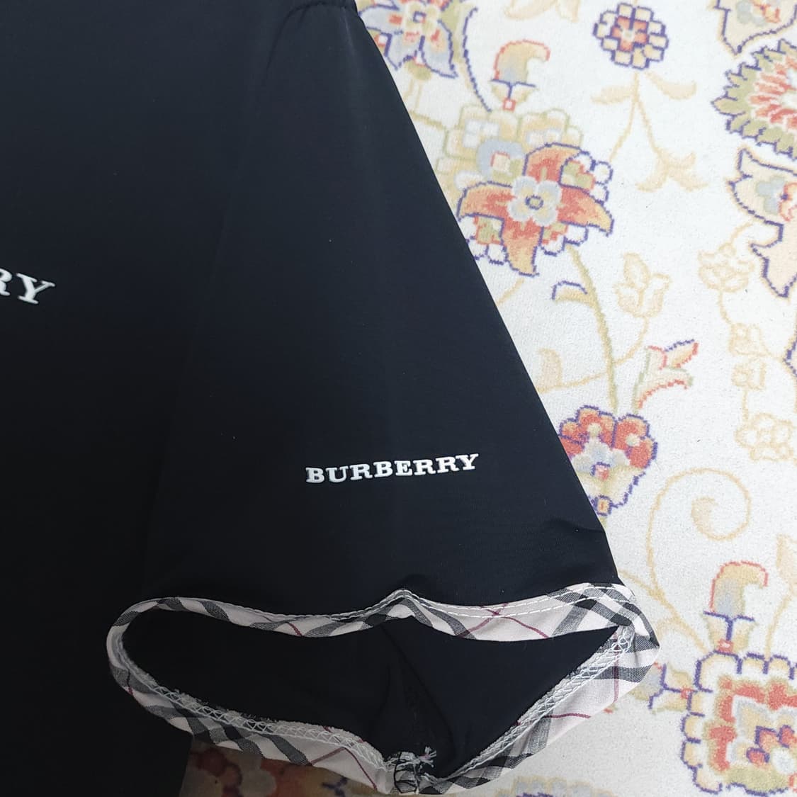 버버리 브이넥 반팔티셔츠
95 상품이미지4