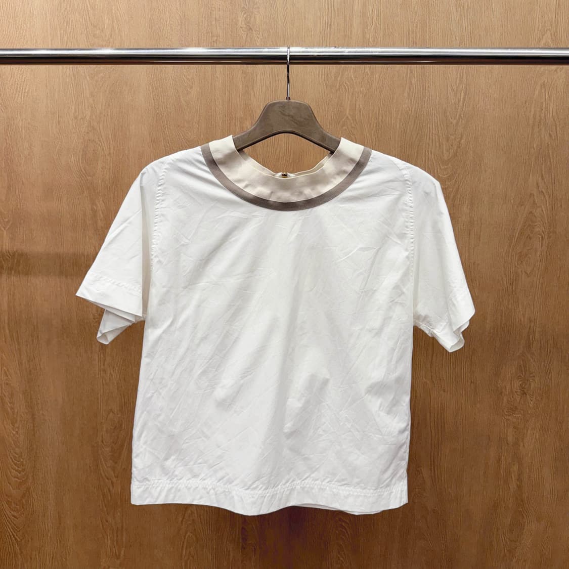 아뇨나 반팔 블라우스 후면 지퍼 디테일 화이트 배색 넥라인 상품이미지2