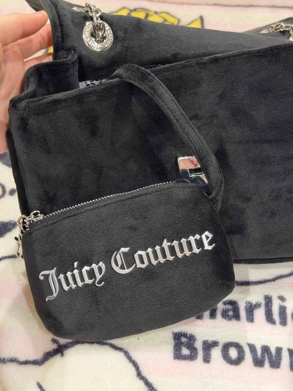 [신상✨프리뷰세일] 쥬시꾸뛰르 벨벳 스톤 체인 숄더백/크로스백 블랙 상품이미지7