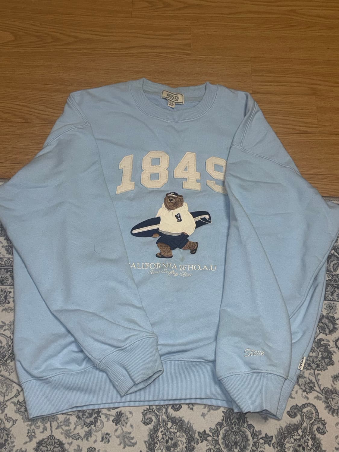 Who.A.U 후아유 스티브 서핑베어 맨투맨 하늘색 상품이미지1