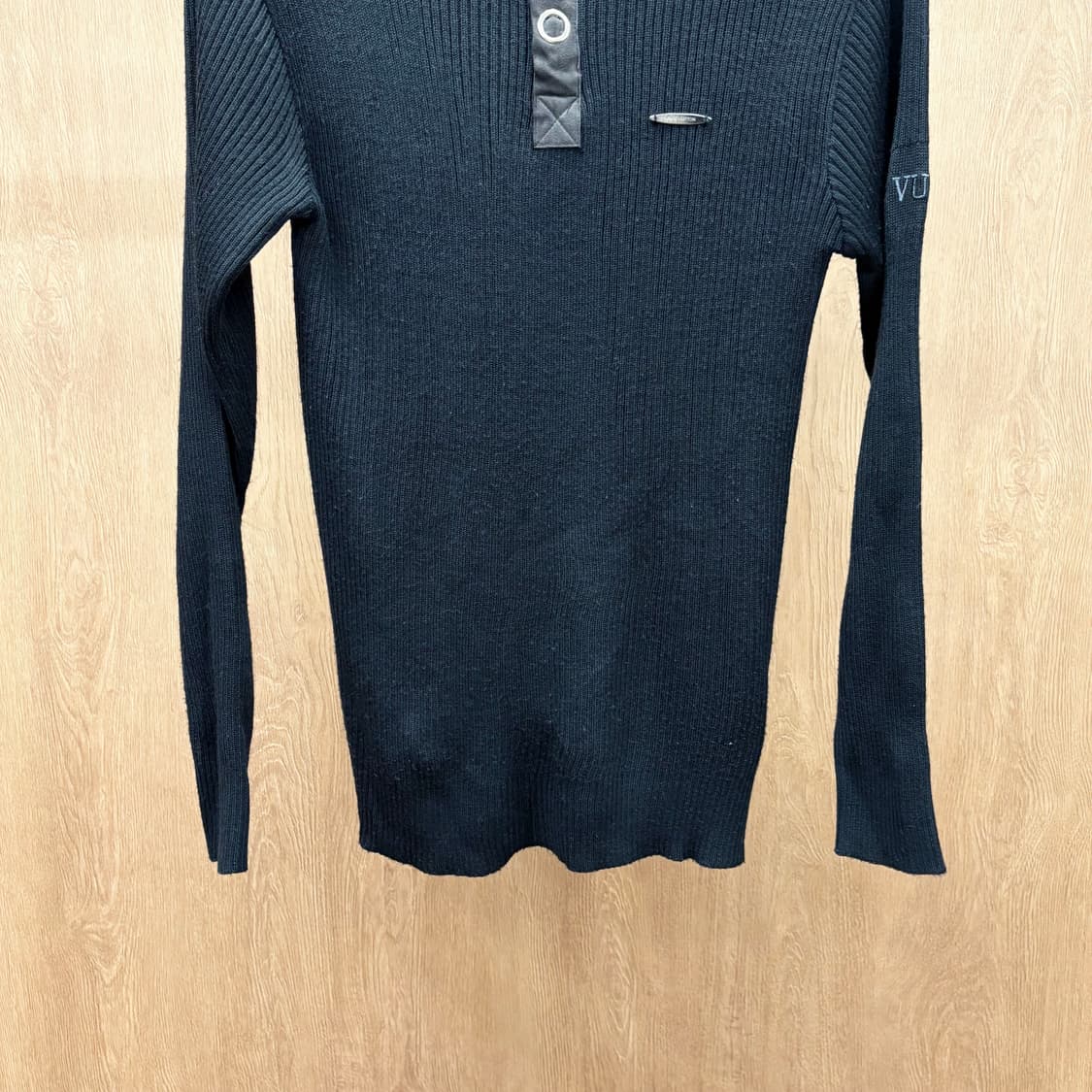 루이비통 긴팔 니트 숄더 레더 패치 소매 로고 자수 메탈 디테일 블랙 상품이미지5