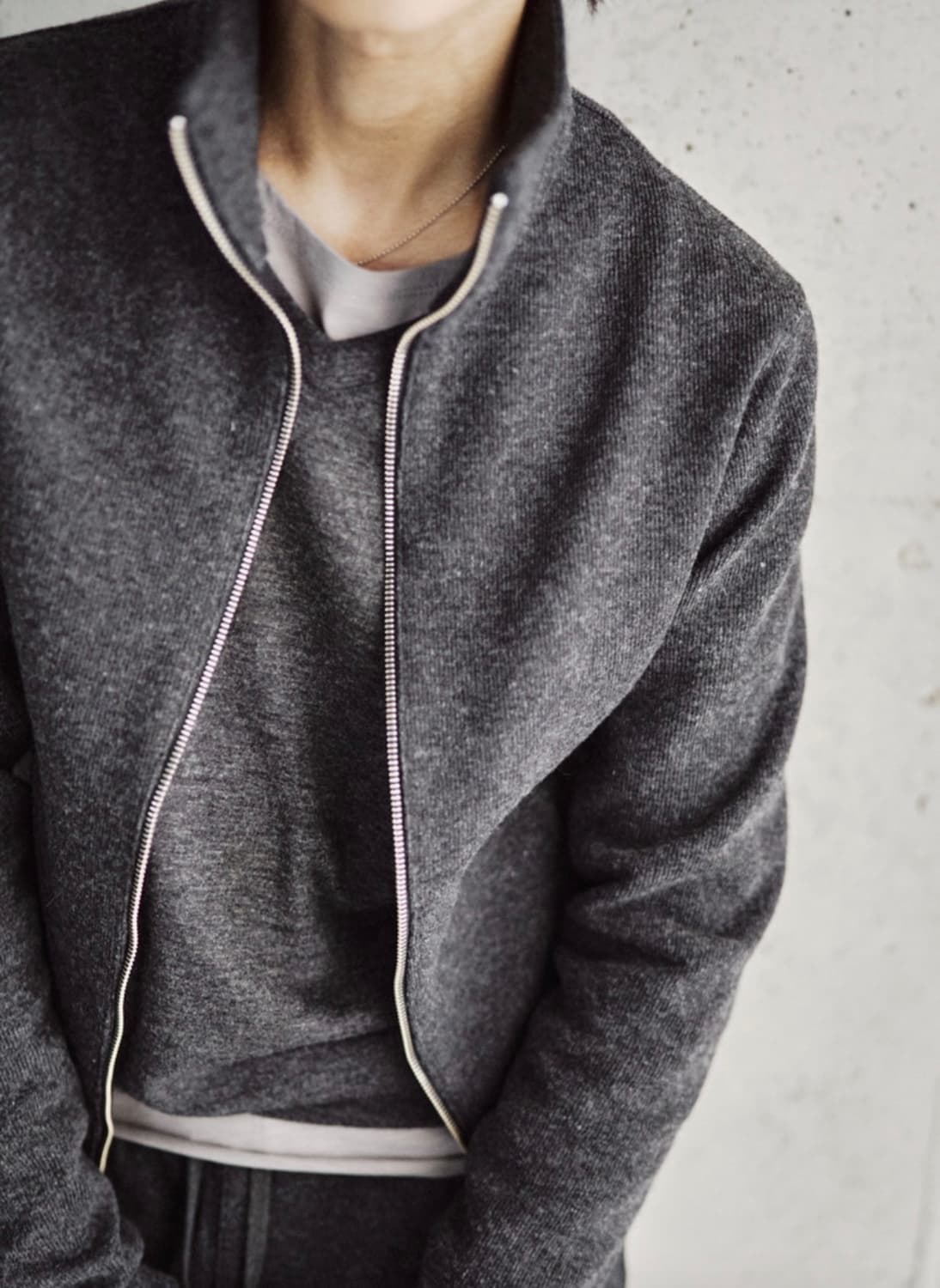 모노프리베 Textuerd High Neck Zip 챠콜 1사이즈 상품이미지1