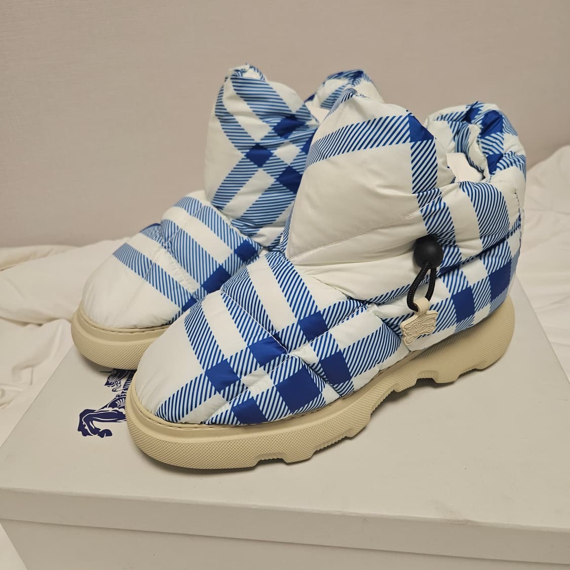 (EU 42) 새상품 버버리 필로우 패딩 부츠 상품이미지1