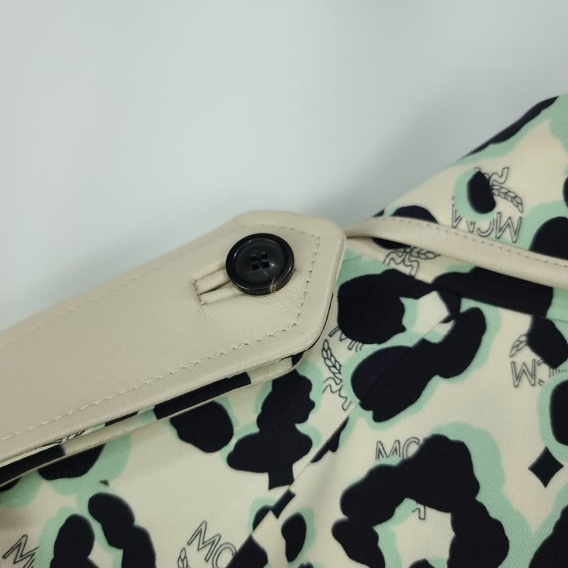 [MCM 엠씨엠] 멀티 패턴 벨티드 실크 더블 트렌치 코트 M19729 상품이미지6