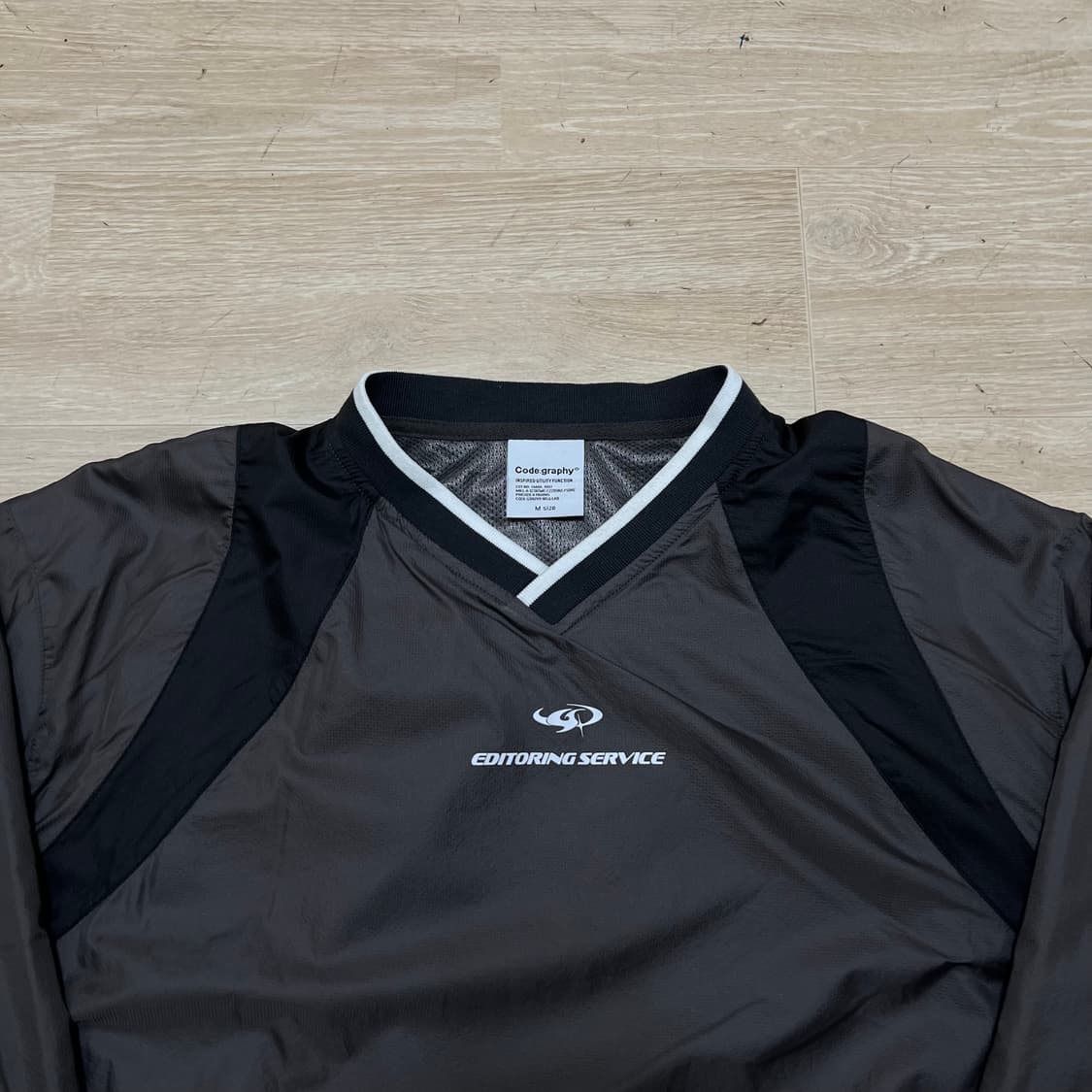 코드그라피 브이넥 로고 프린팅 풀오버 조거 웜업 [차콜] M/95 상품이미지3