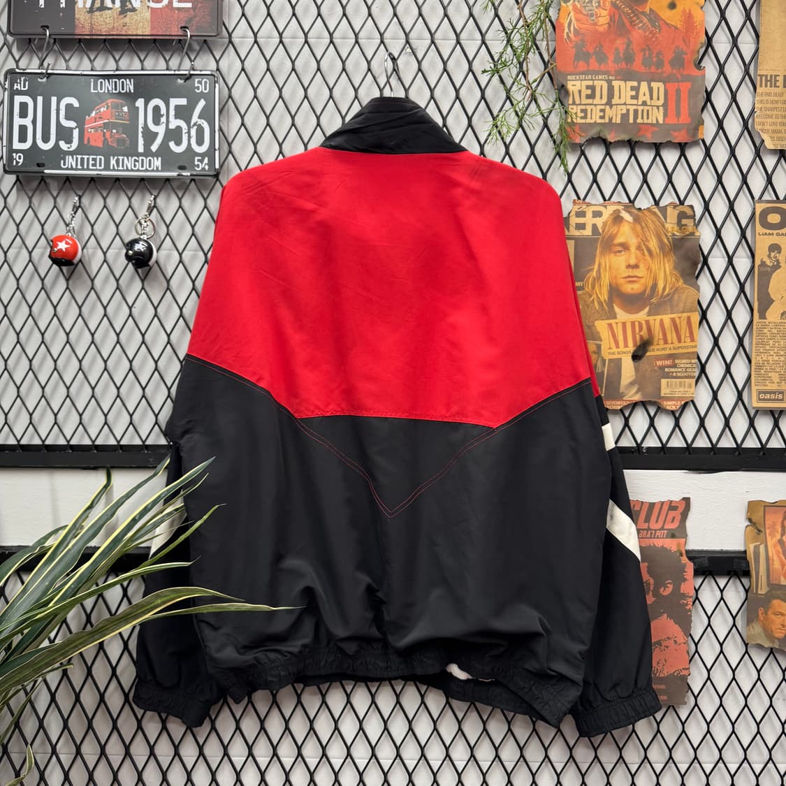 00s 나이키 올드스쿨 바람막이 맨체스터 유나이티드 로고 레드 블랙 상품이미지2