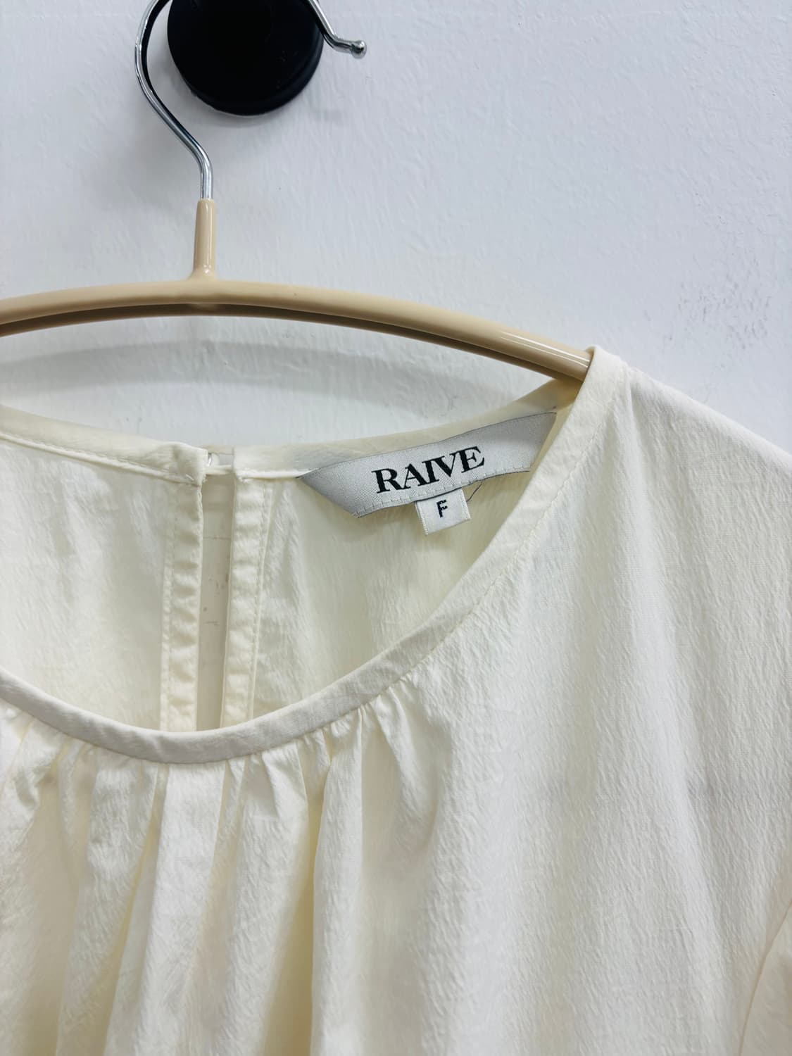 레이브(RAIVE) 셔링 볼륨 스트링 원피스 상품이미지2