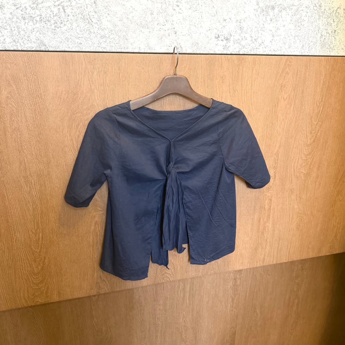 빈티지 반팔 블라우스 프론트 타이 스트랩 디테일 루즈핏 블랙 상품이미지1