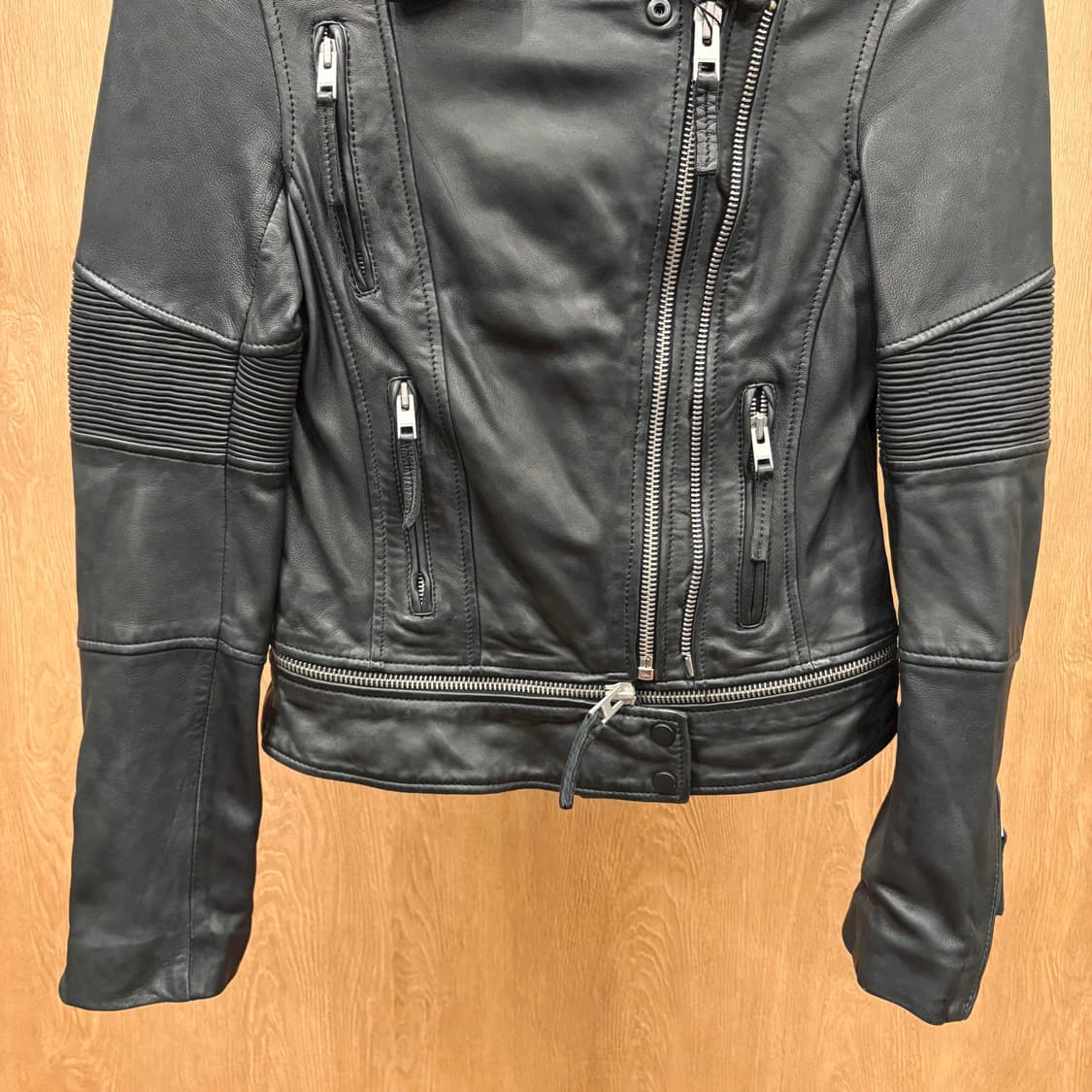 올세인츠 긴팔 레더 자켓 스탠드 칼라 입체 절개 비대칭 지퍼 디테일 블랙 상품이미지5