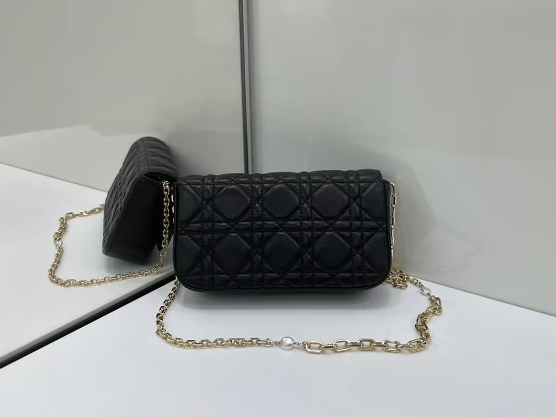 디올 크로스 백시그니처 넝쿨 체크로 클래식한 레터링 참장식
 상품이미지3