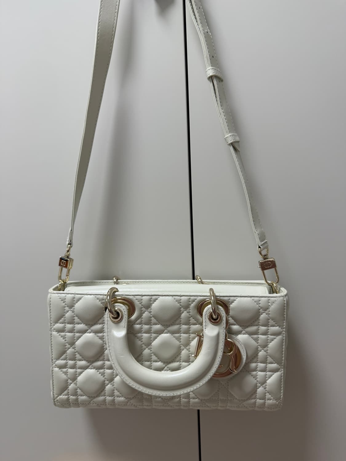 디올 디조이백 미듐 화이트 상품이미지4