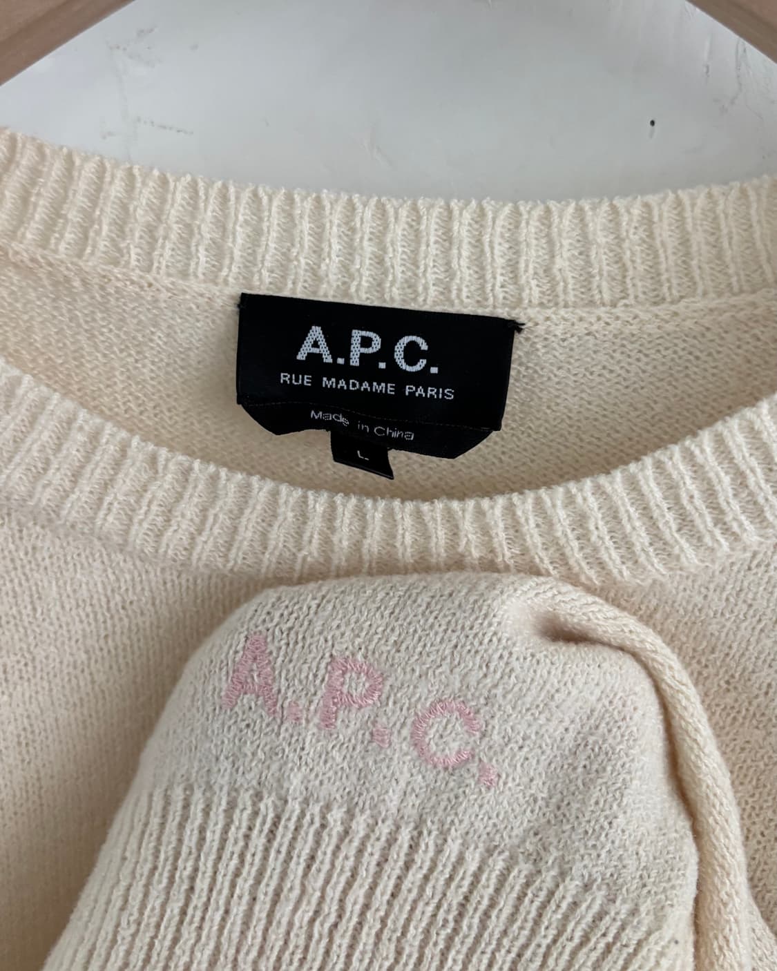 A.P.C. 아페쎄 핑크자수로고 아이보리컬러 유넥 니트 상품이미지2