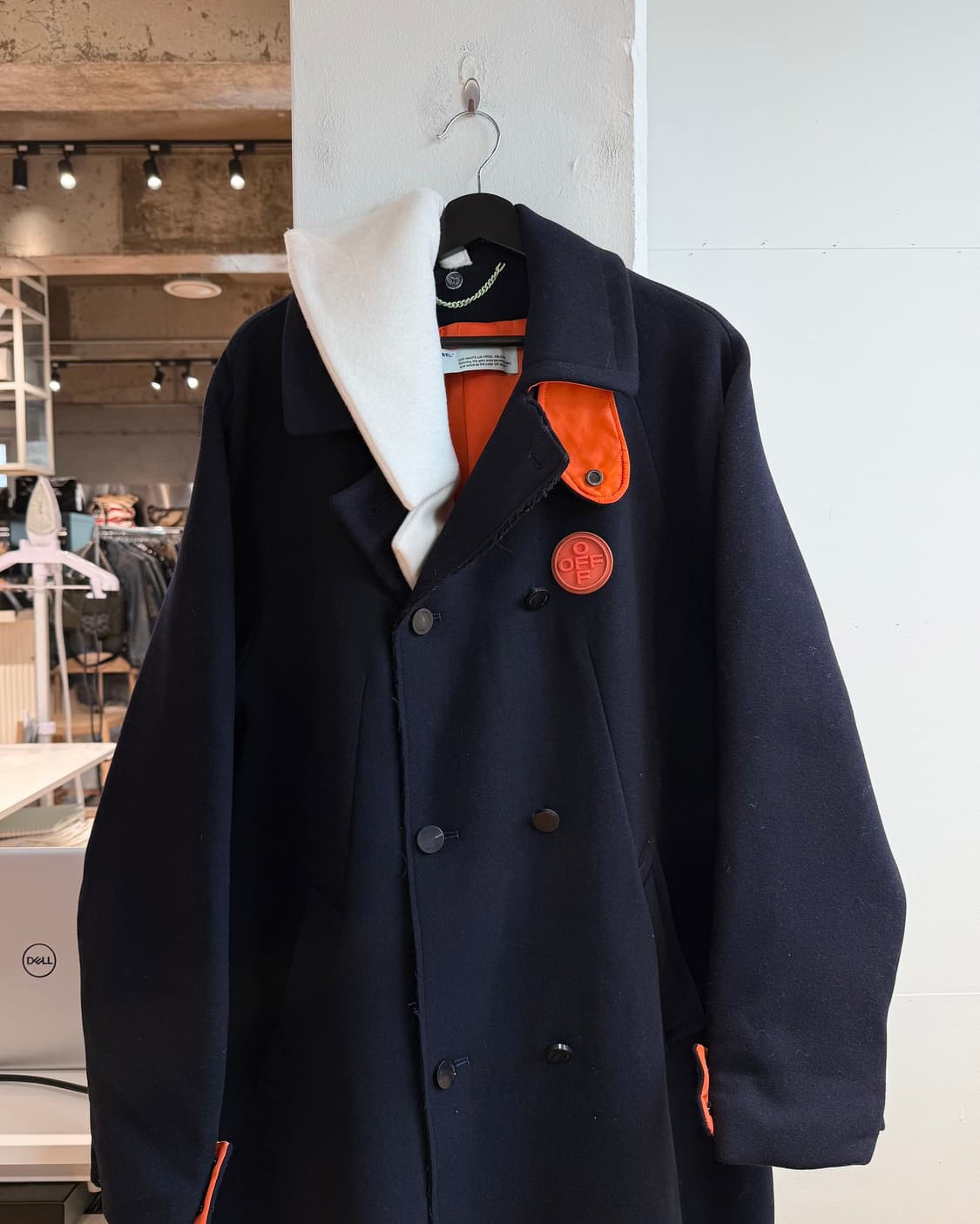 오프화이트 네이비 더블 패브릭 OMEA 제티드 포켓 센터 벤트 코트 상품이미지3