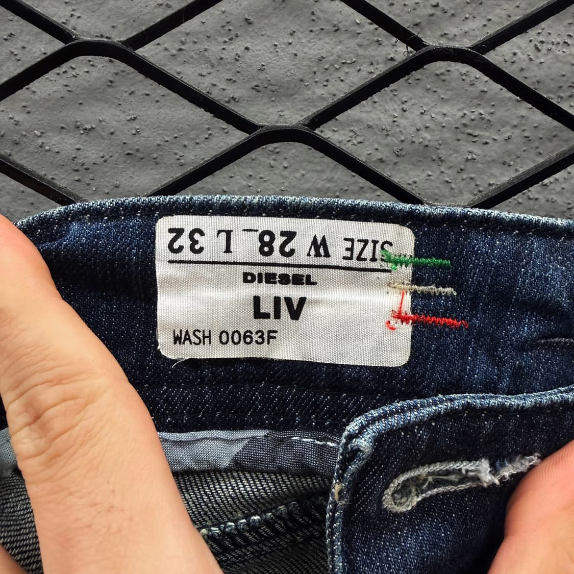 디젤 브러시 워싱 데님팬츠 디스트로이드 데미지 브랜드탭 디테일 슬림핏 상품이미지10