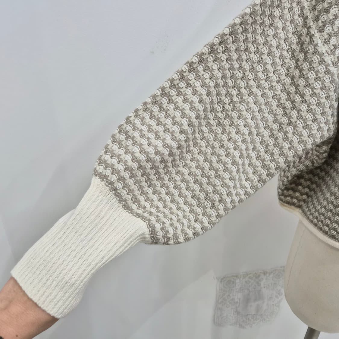 모카베이지 벌룬소매 빈티지 패턴 니트 상품이미지9