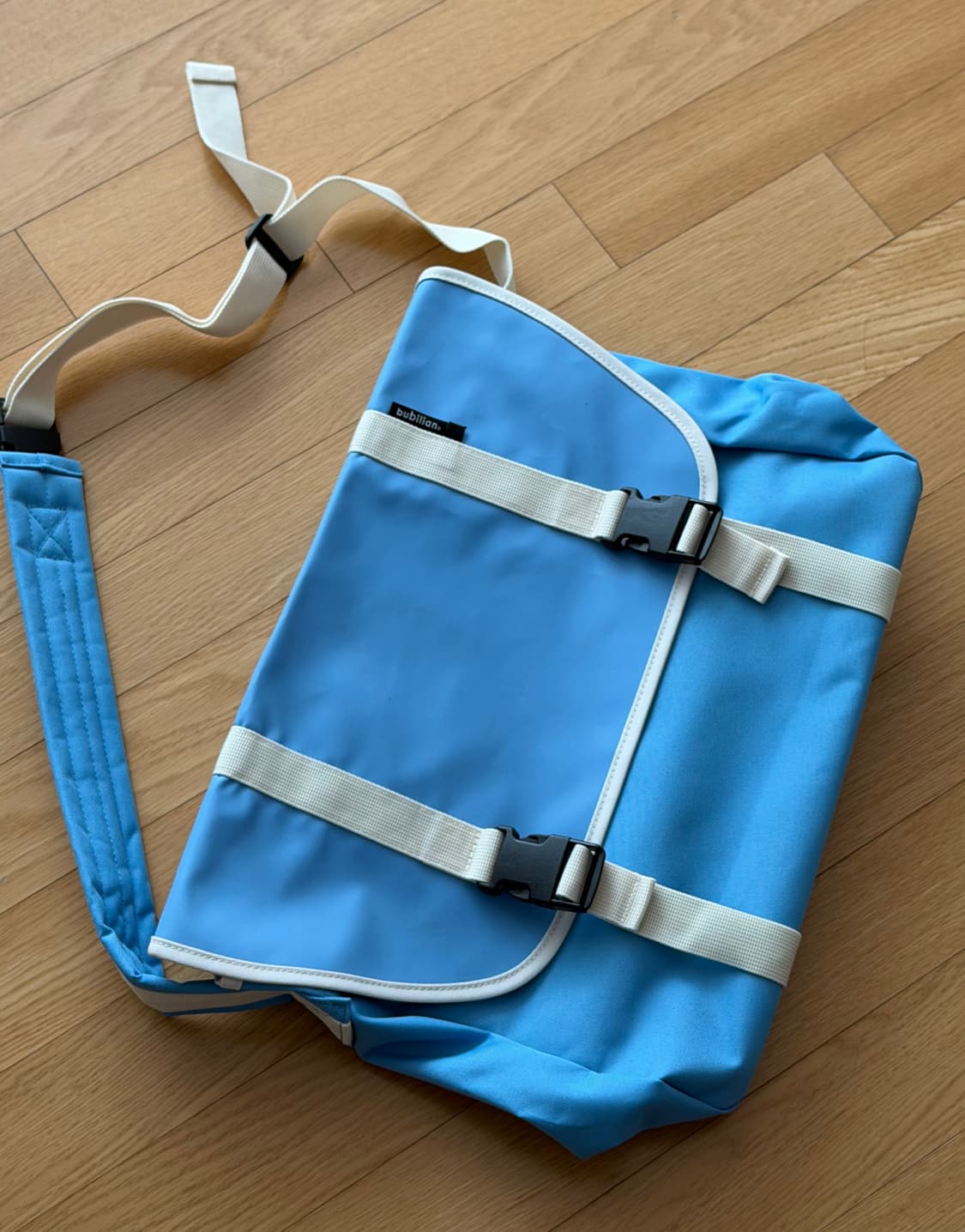 버빌리안 심플 메신저백 스카이블루 새상품 상품이미지2