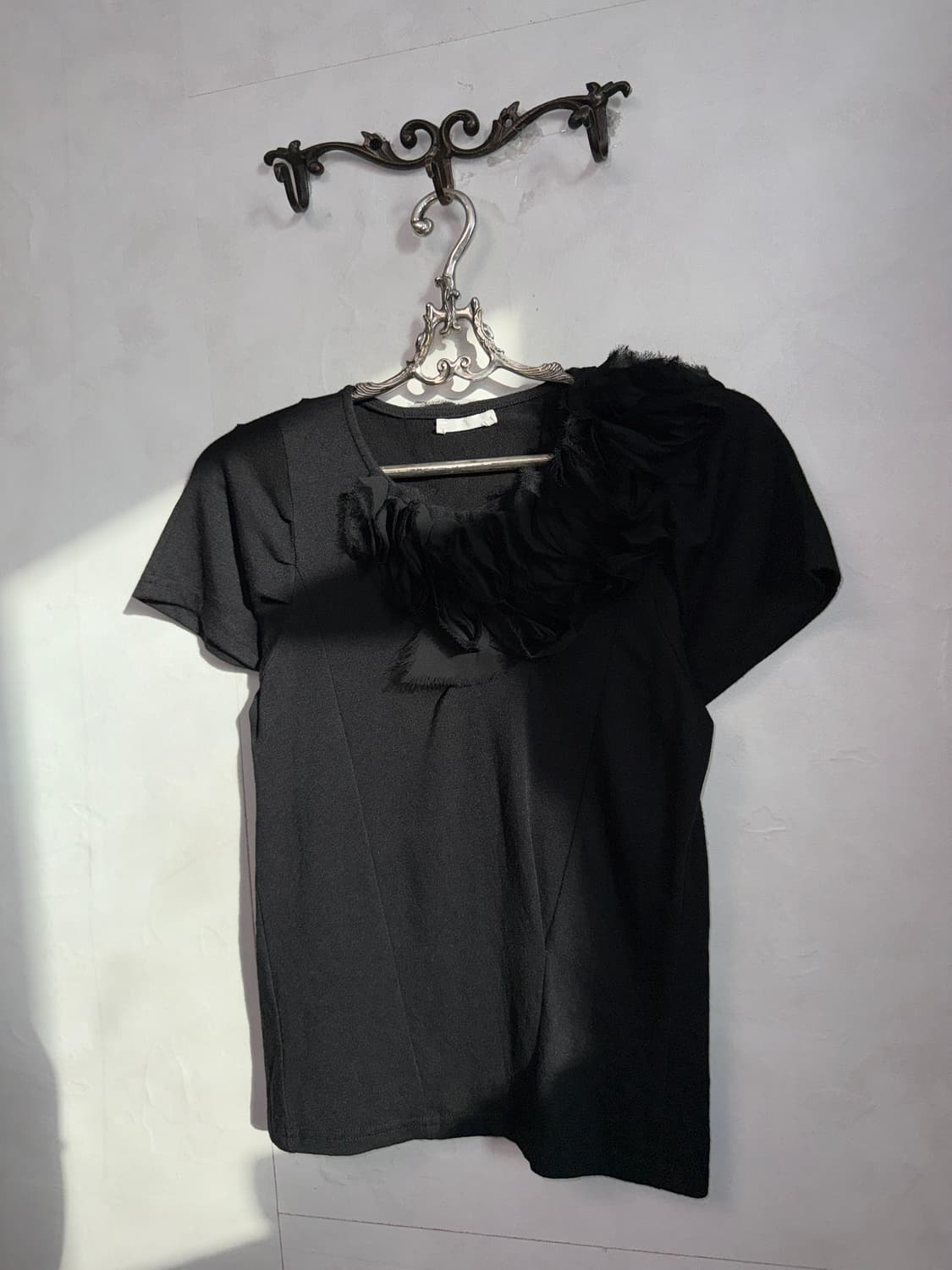 Black draped ruffle flower half t 상품이미지2