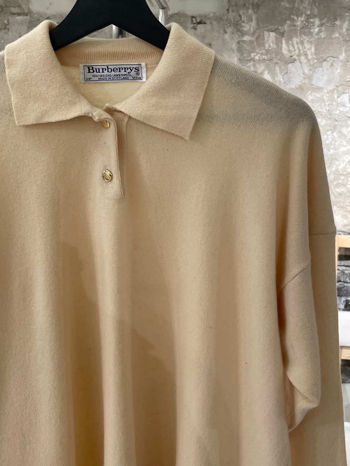 버버리 라이트 베이지 쿼터 금장 버튼 카라 울 니트 상품이미지3