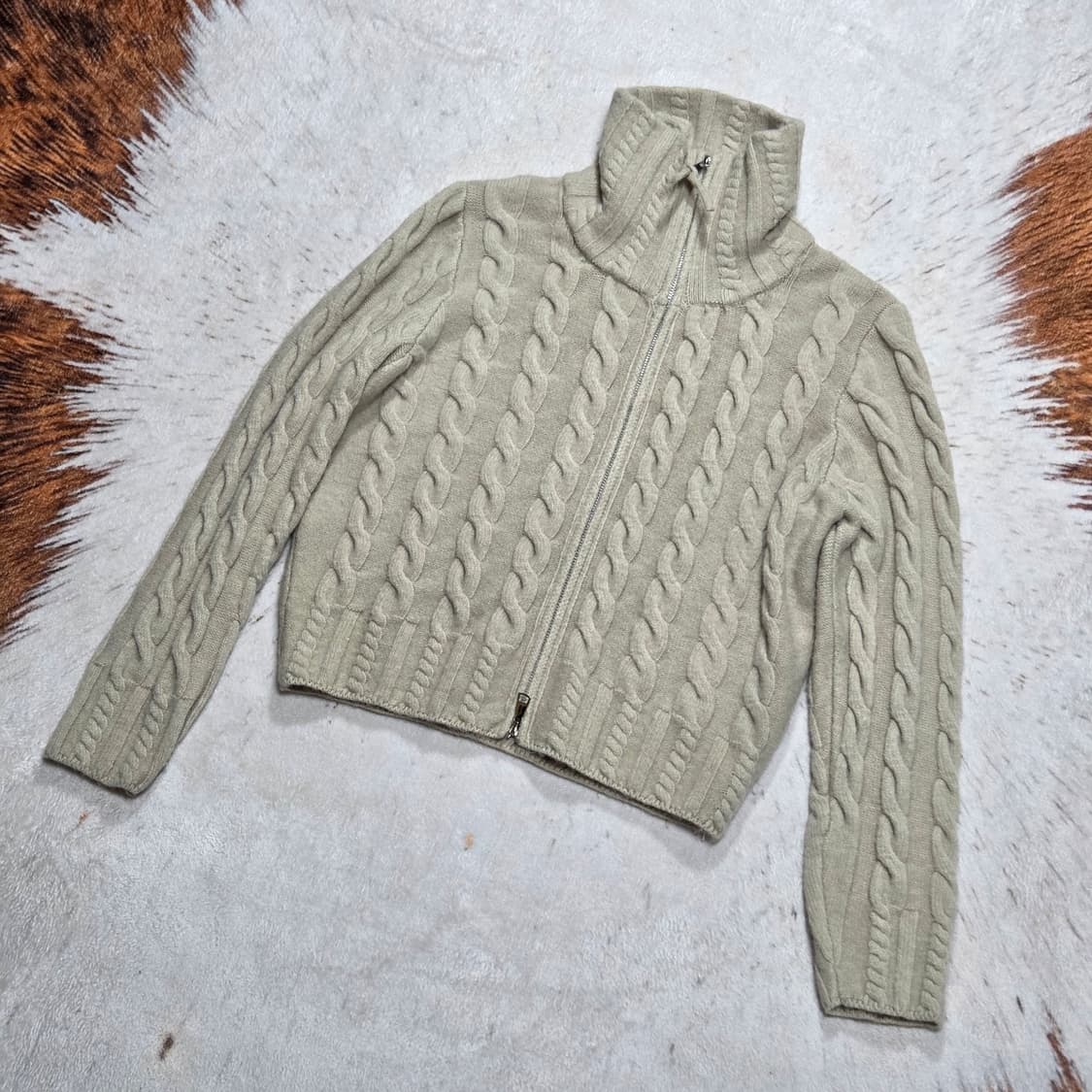 베이지 투웨이 하이넥 꽈배기 니트 집업 상품이미지1