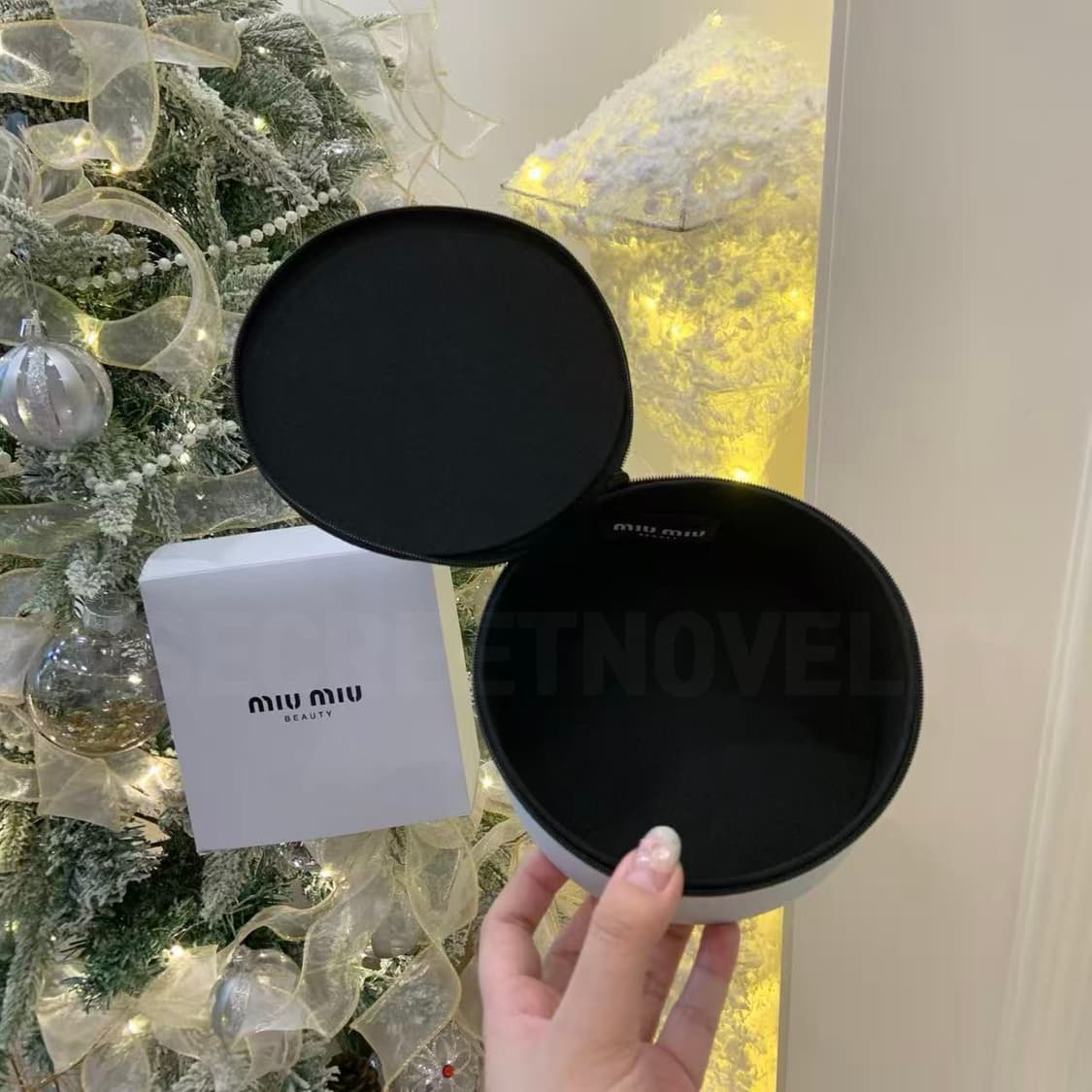 미우미우뷰티 신상 블루 원형 파우치 VIP 상품이미지2