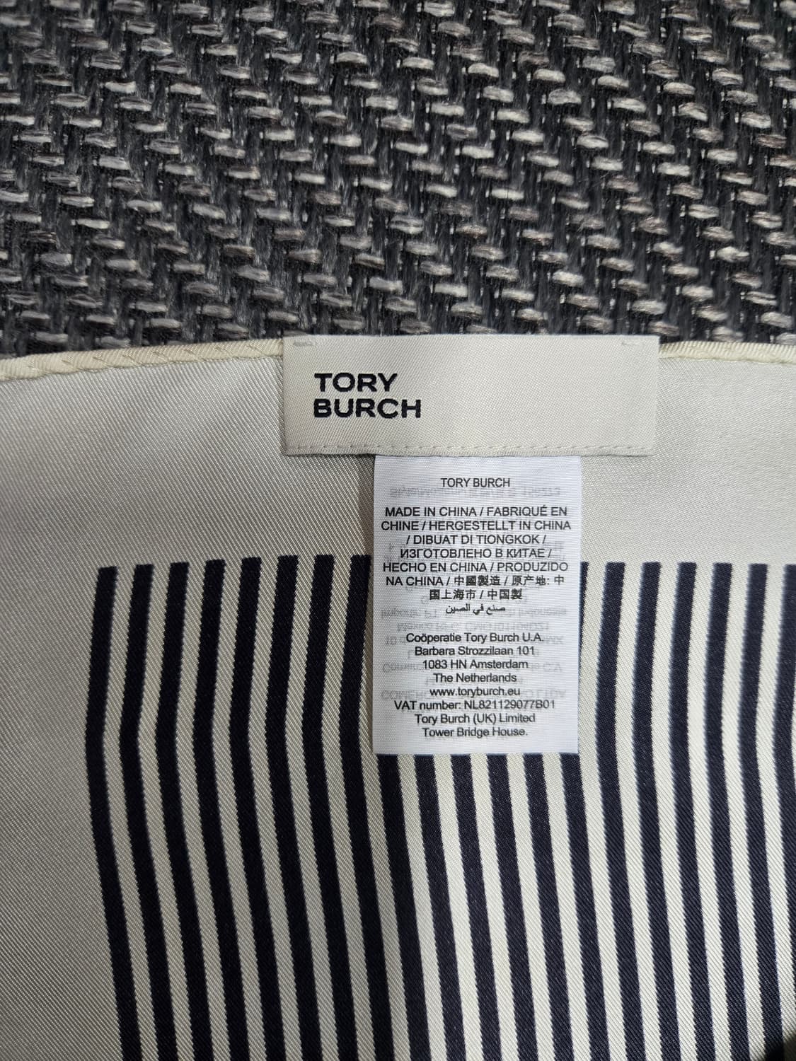 토리버치 24ss 핀스트라이프 로고 실크 스퀘어 스카프 상품이미지6