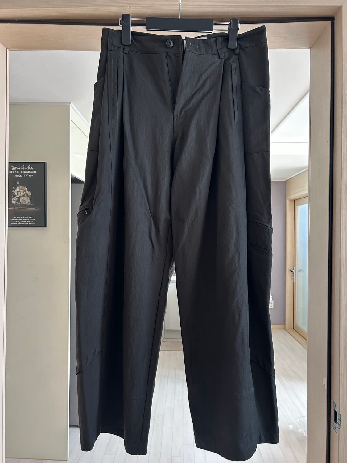 비긴202 나이코마 투턱 팬츠v2 차콜 상품이미지1