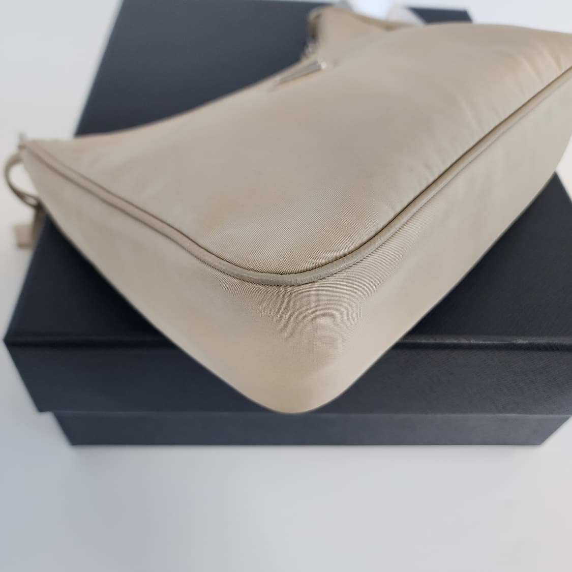 상태최상 프라다 리에디션 2005 리나일론 숄더백 데저트 베이지 상품이미지8