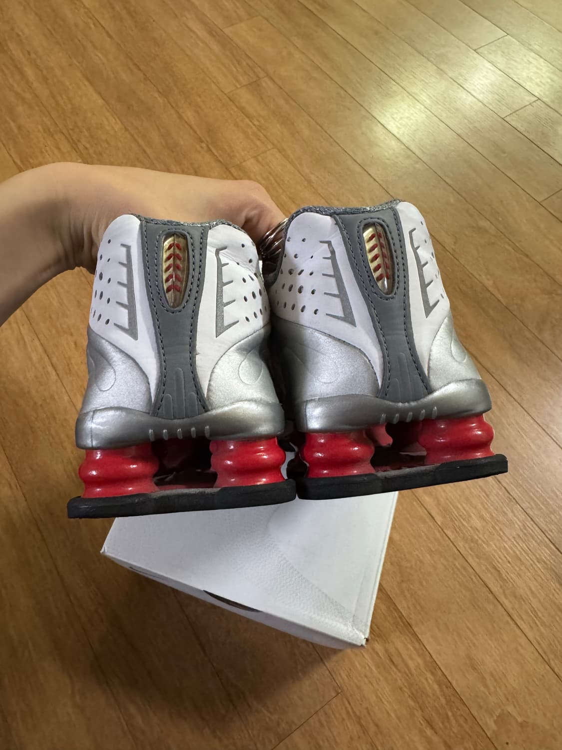 나이키 샥스 r4 메탈릭 실버 커멧 레드 상품이미지4