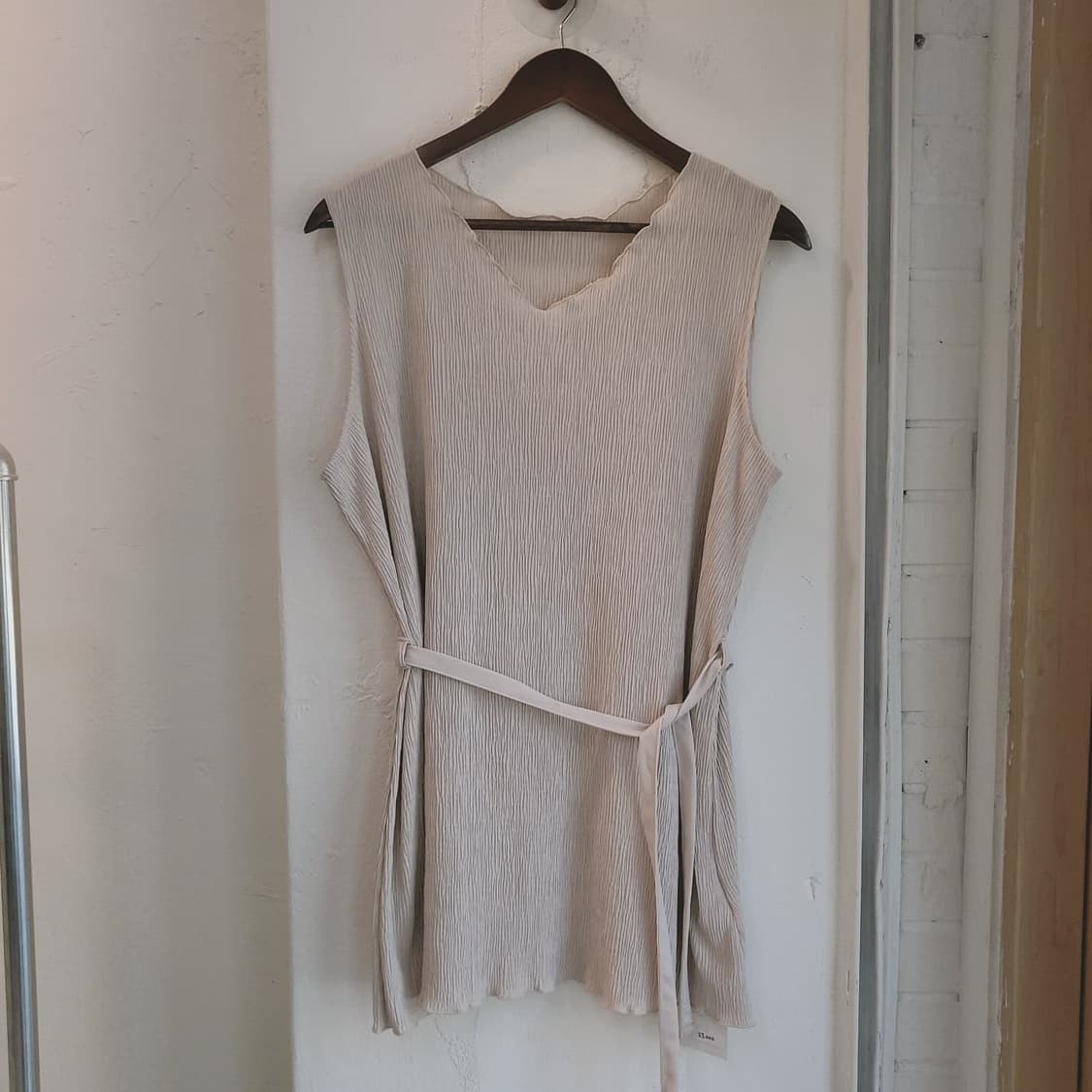 Lutique 벨티드 플리츠 슬리브리스 상품이미지1
